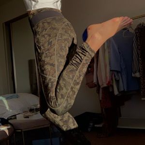 LULULEMON 🌲CAMO LEGGINGS WITH POCKETS AND CINCHED